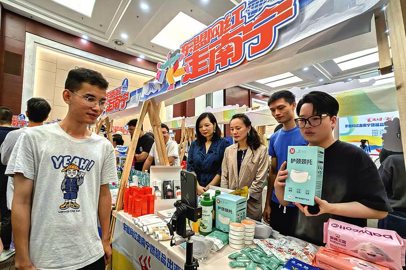 在“邕优品”展品区,商家热情地向网友推荐产品 本报记者叶子榕 摄