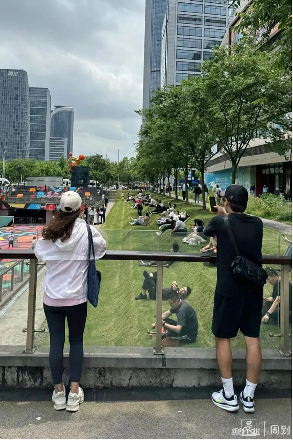 △现场拍照打卡的市民络绎不绝