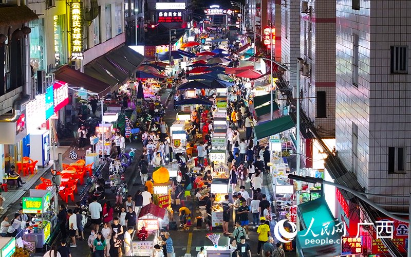 南寧埌西夜市燈火通明。人民網 雷琦竣攝