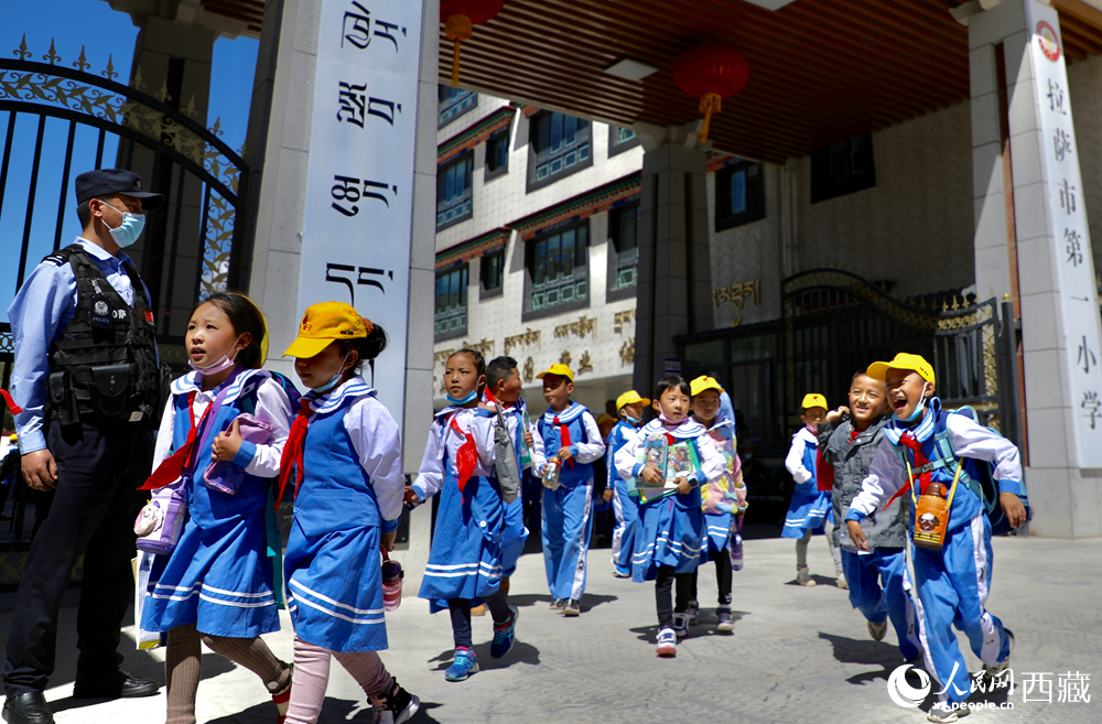 拉薩市第一小學的學生們放學後歡快地走出校門。人民網記者 次仁羅布攝