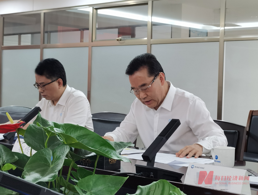 明阳智能董事长张传卫(右) 图片来源:每经记者 孔泽思 摄