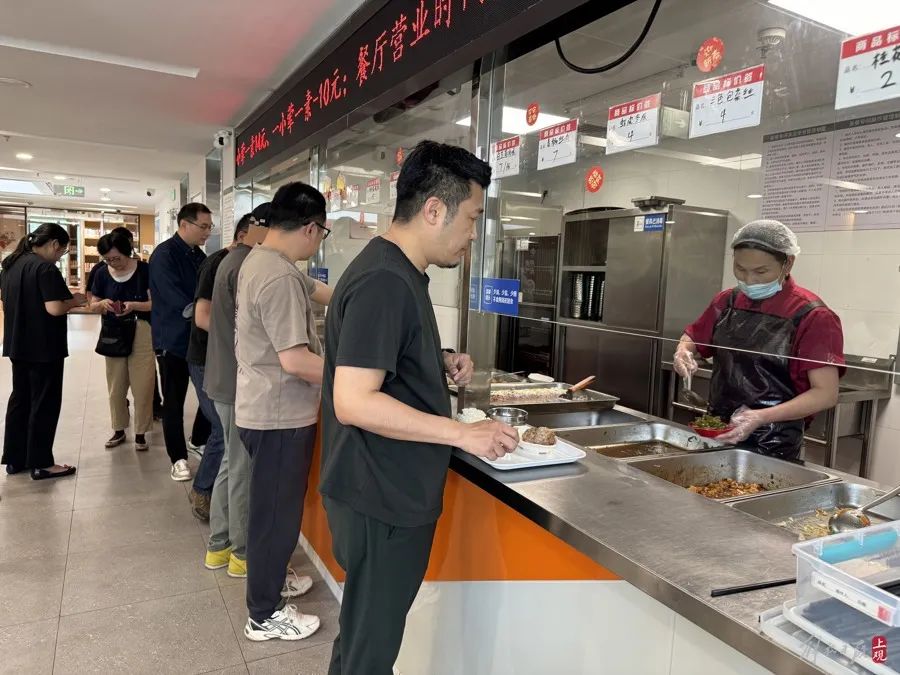 很多年轻人也喜欢去社区食堂用餐