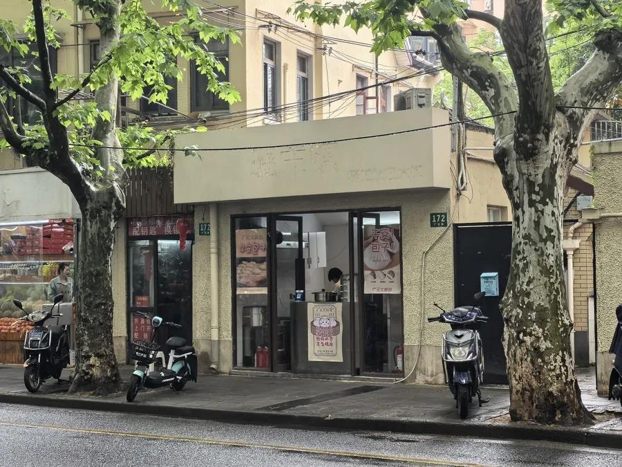 △广元路172号门面。上方是往外凸起有三四十厘米的米黄色长方形门头,门头上一片空白,没有店招。