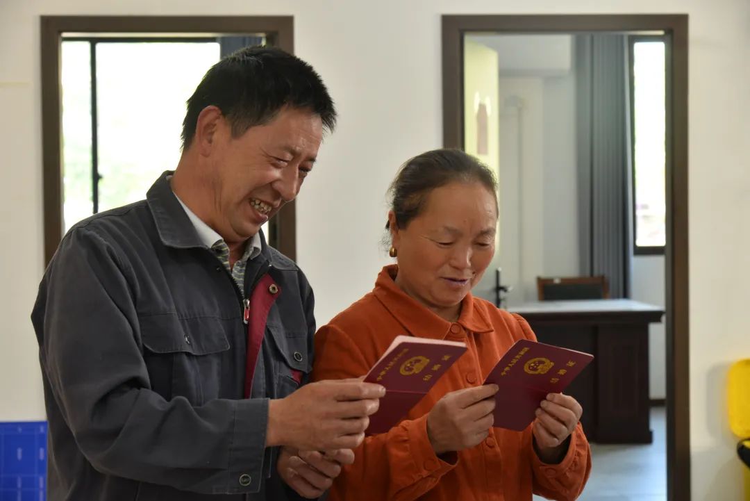 ▲5月15日,重庆市万州区恒合土家族乡水口村的魏属兰和徐会新补办结婚证后,心情激动不已。 供图/万州区民政局
