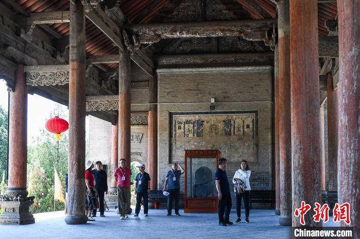 海外華文媒體代表探訪萬榮后土祠。武俊傑攝