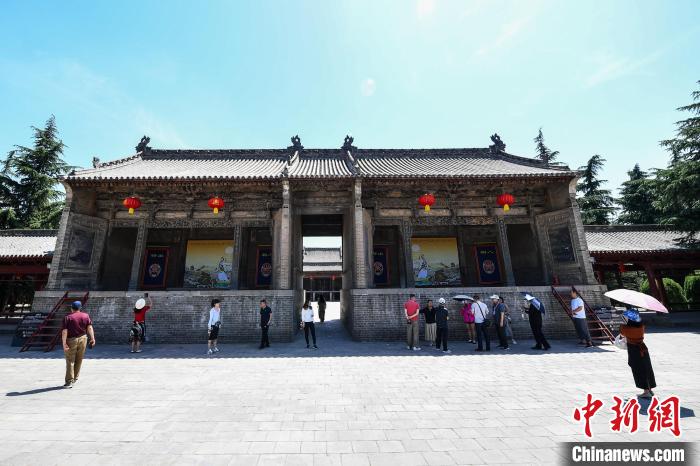 海外華文媒體代表探訪萬榮后土祠。武俊傑 攝