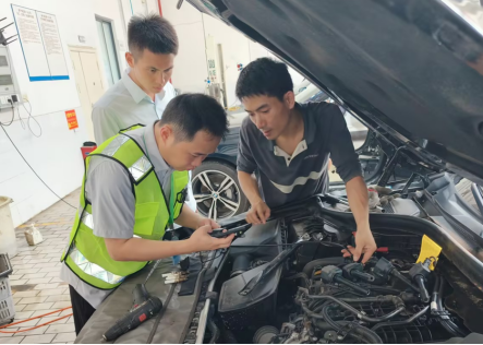 中国人寿财险广西分公司理赔工作人员使用科技工具快速检测发动机损失