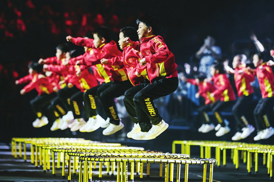 开幕式上的蹦床表演。