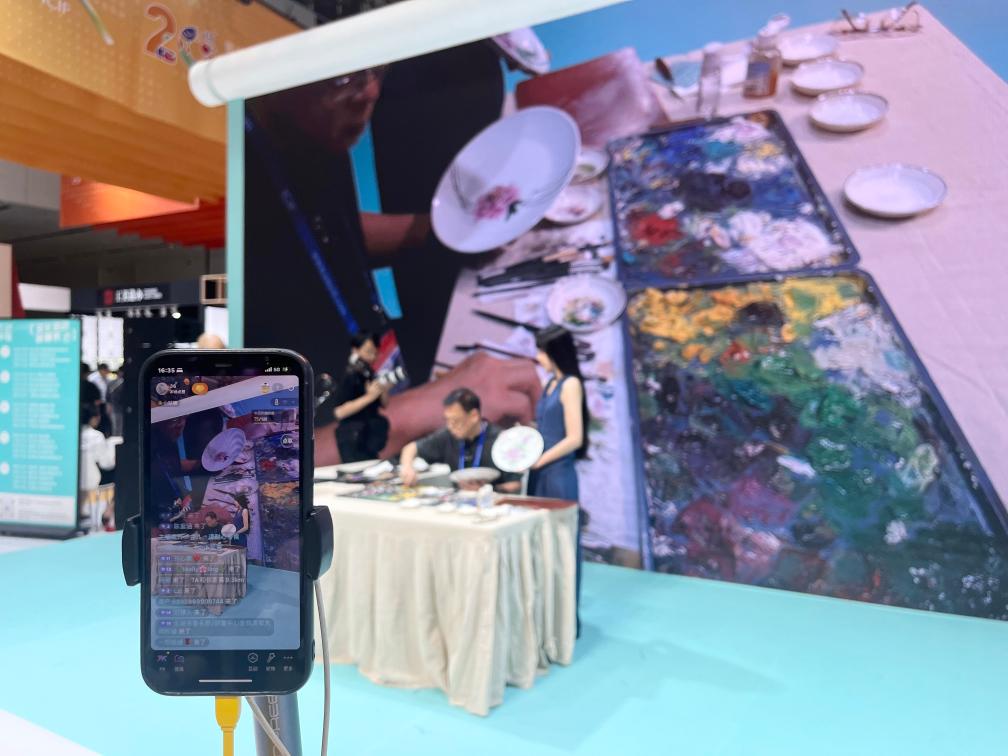 5月23日，藝術家洪米川在文博會現場展示瓷畫技藝。新華社記者 趙瑞希 攝