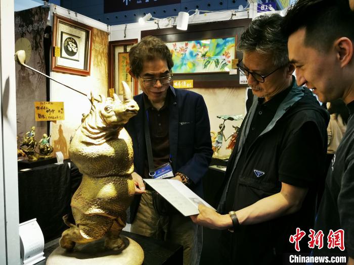 5月26日,第二十屆深圳文博會台灣館,台灣展商介紹產品。張璐 攝