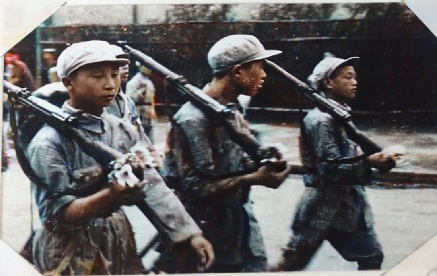 给人民子弟兵戴上光荣花