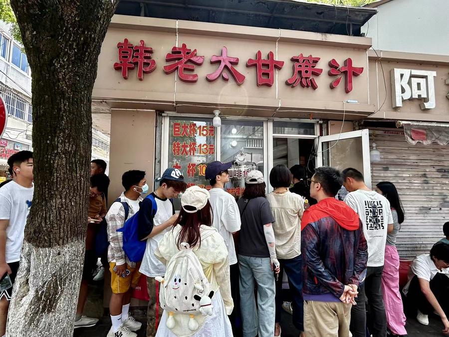 5月25日上午,韩老太甘蔗汁店门口(摄/吴双)
