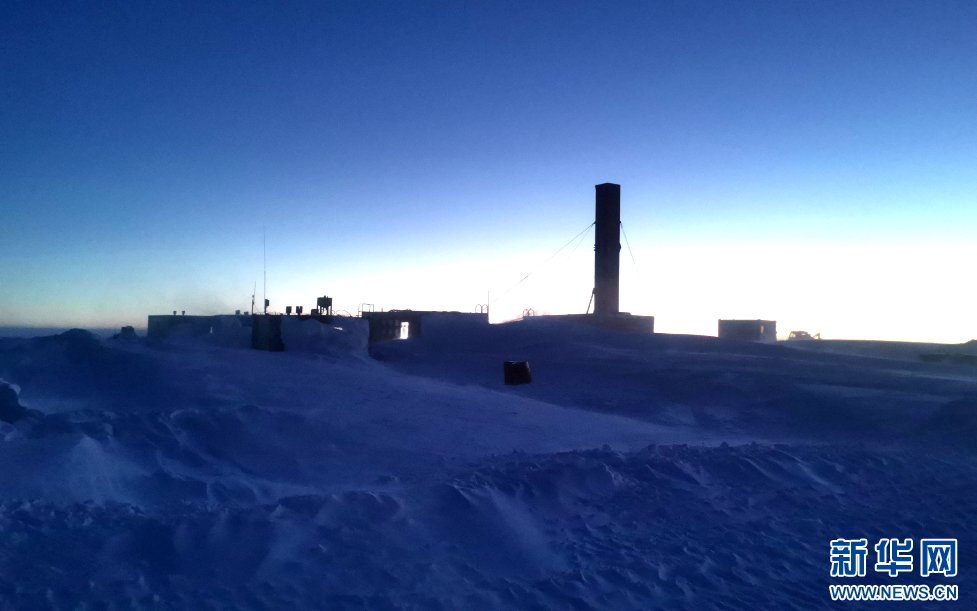  被南極冰雪掩埋的鑽探營地，（張楠 攝）