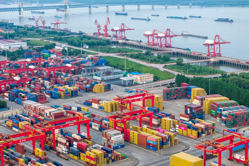 5月26日拍攝的安徽蕪湖港朱家橋港區國際集裝箱碼頭(無人機照片)。 新華社發(肖本祥 攝)