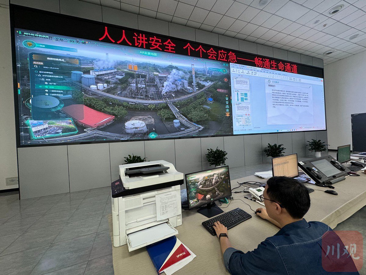 朱城江正在点击查看厂区AR全景地图。杜杰 摄