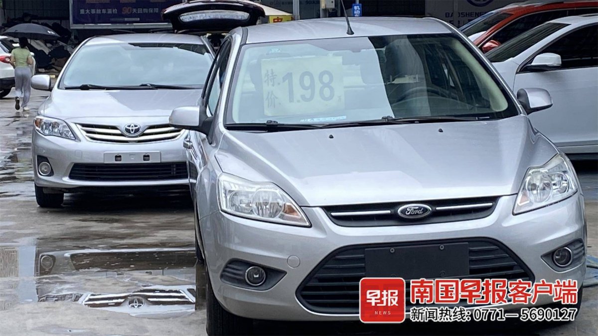 ▲南宁二手车市场上挂牌销售的“泡水车”,有的低至1万多元。