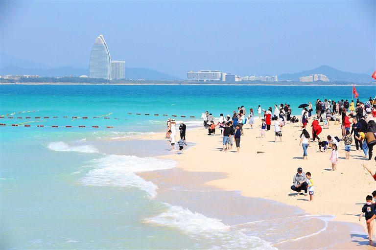 游客在蜈支洲岛旅游区海边游玩。资料图