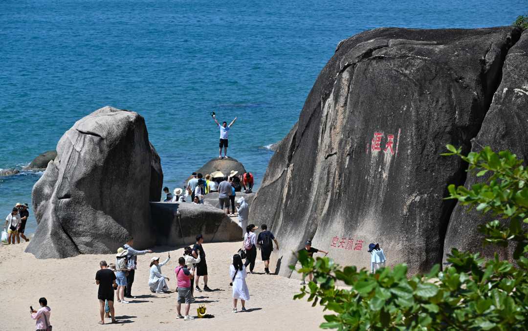 游客在三亚市天涯海角游览区游玩。新华社记者郭程摄