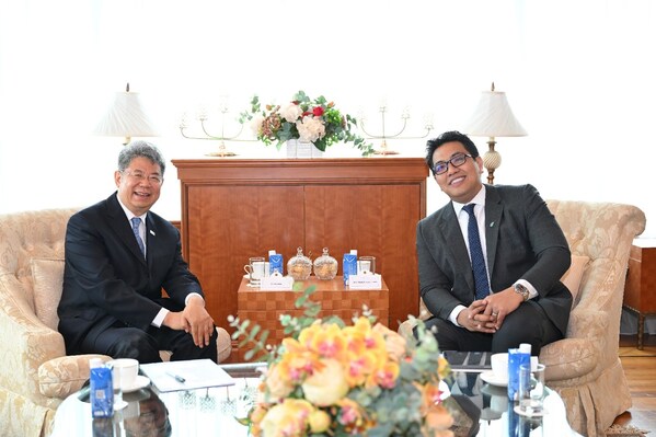 马石油总裁兼集团首席执行官丹斯里陶菲克(右)与中国石化集团董事长马永生(左)现场合影。