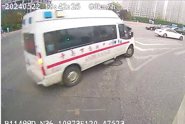 急救车的警笛声 418d-53ee086f78746d0d853b358f93963813.jpg