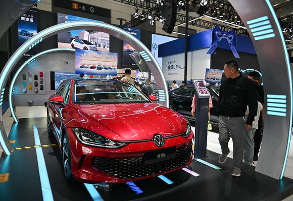 观众在2024第十六届西安五一车展上汽大众展台参观凌渡L汽车。 新华社记者 张博文 摄