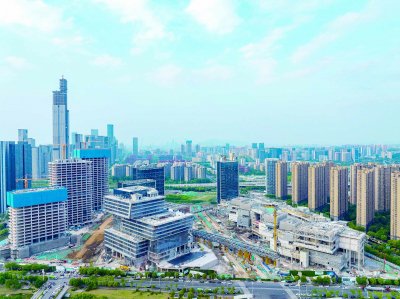 近日,由中建八局承建的阿里巴巴江苏总部项目连廊钢结构成功合龙,楼宇全面封顶。 通讯员 殷望 南京日报/紫金山新闻记者 冯芃 摄