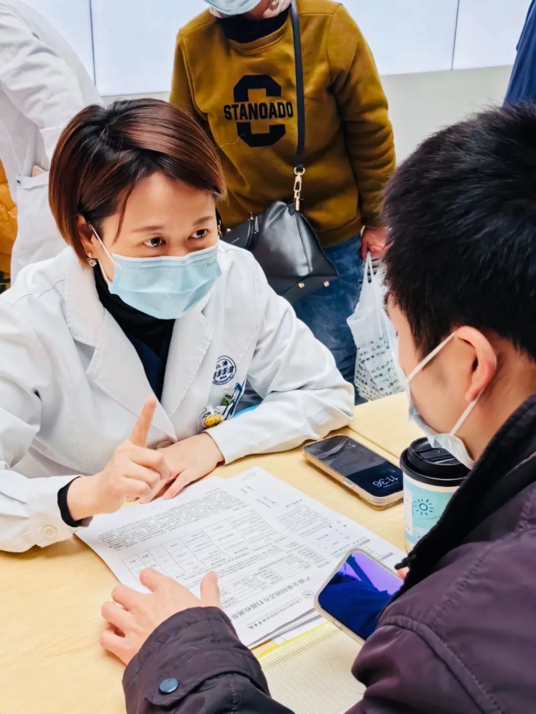 张婷在门诊中接诊前来咨询辅助生殖技术的患者及其家属。受访者供图