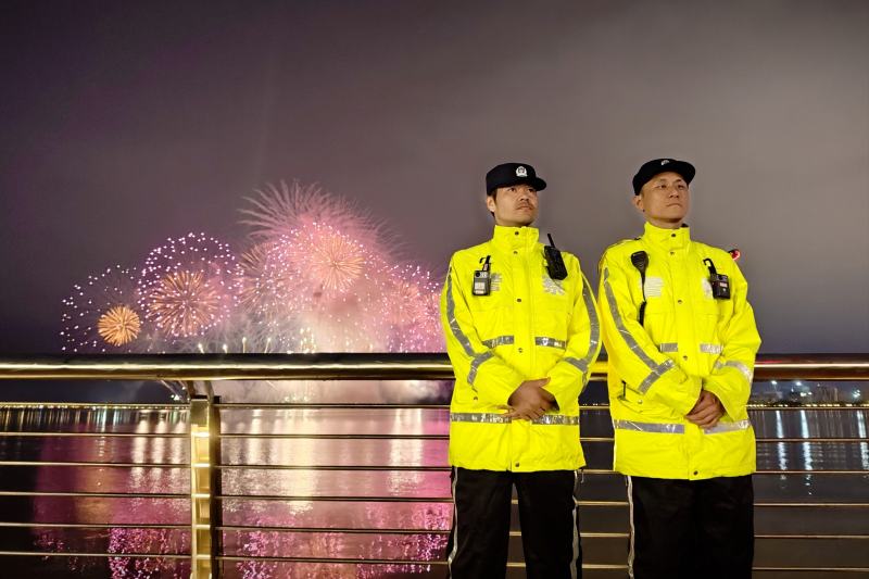 民警为“滴水之恋”烟花秀站岗,确保活动现场安全有序。 图源:上海浦东警方