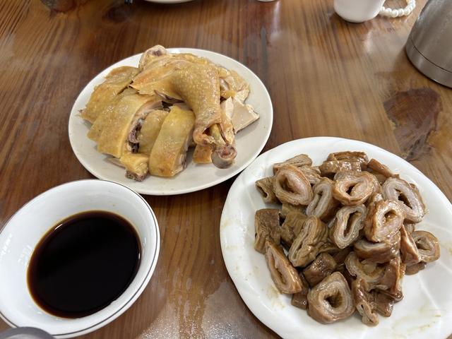 奉贤青村镇“小胖子”农家菜的白斩鸡和卤大肠 沈思怡/摄