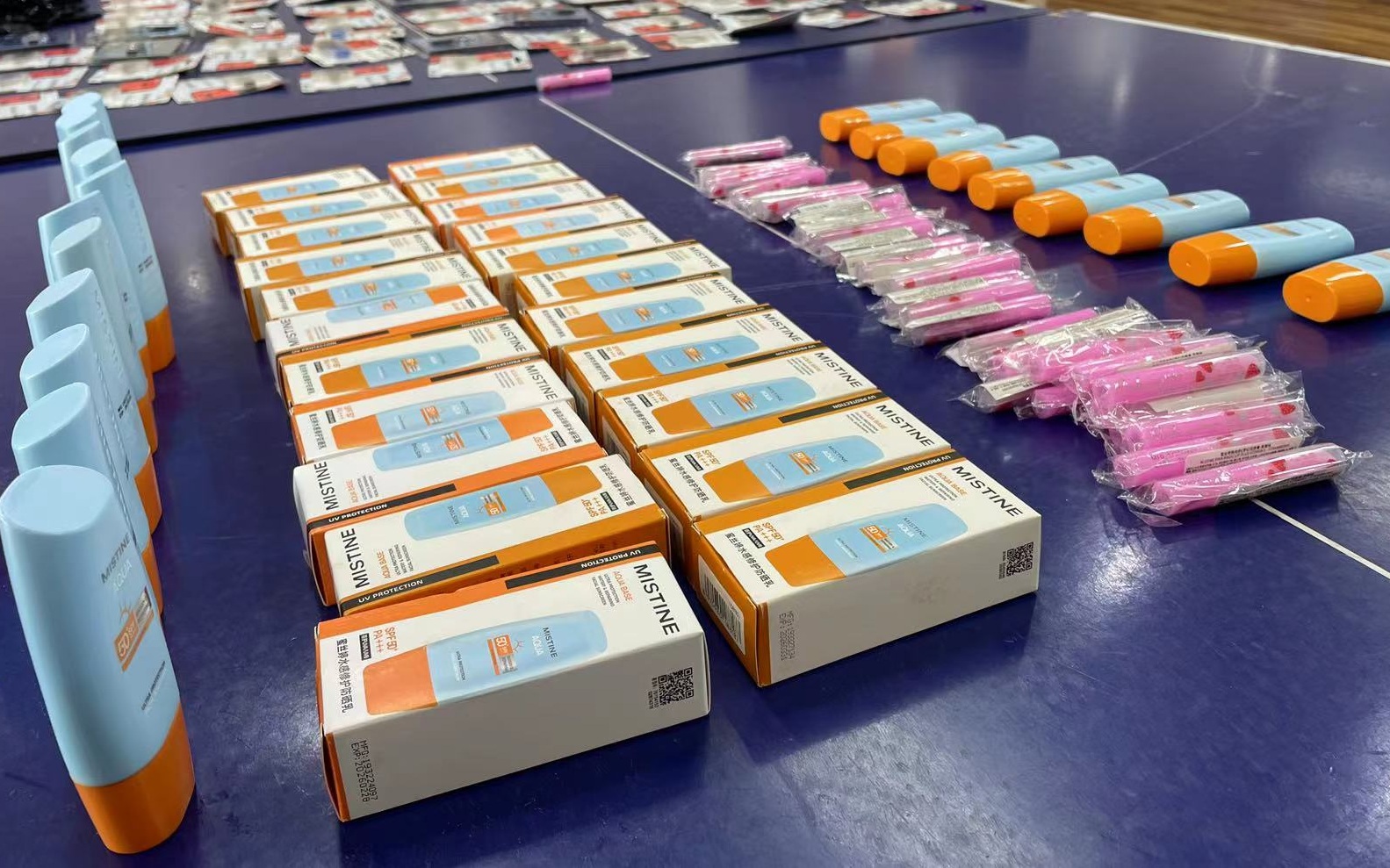 警方查获的假冒品牌防晒霜。图/上海警方提供