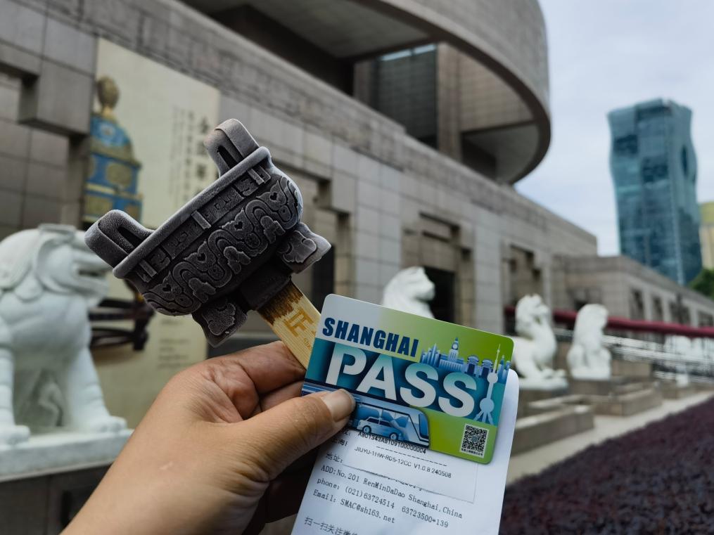 5月22日,游客手持“Shanghai Pass”与上海博物馆文创雪糕合影。新华社记者 陈爱平 摄