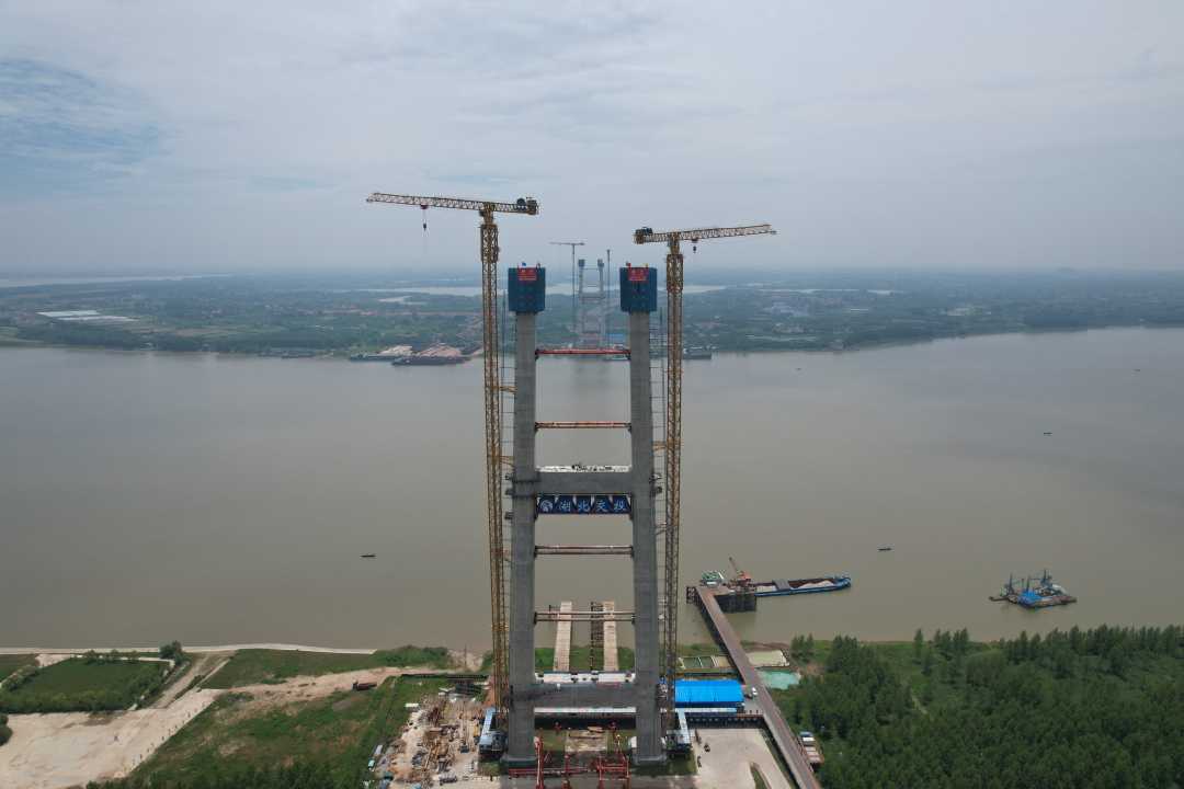 6月2日，湖北省第40座、武汉市第12座长江大桥——武汉双柳长江大桥主塔全部封顶。许豹摄