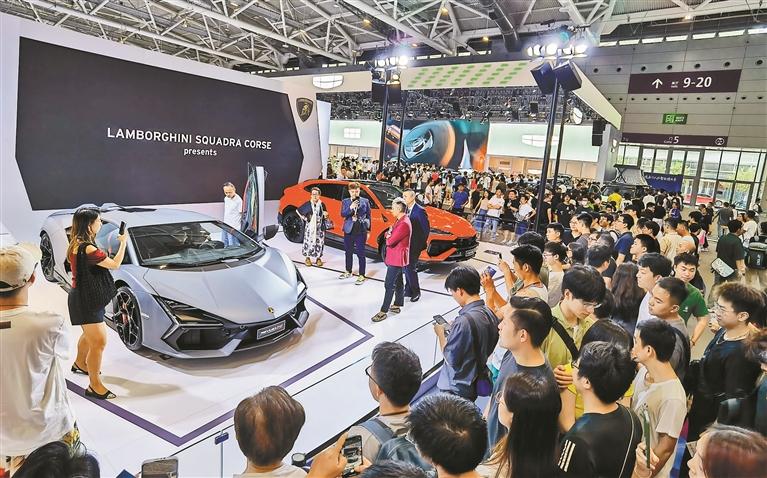 2024粤港澳大湾区车展上的兰博基尼展台。