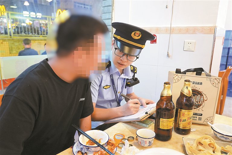 餐厅吃饭被嘲讽情景短剧,餐厅吃饭被嘲讽情景短剧视频