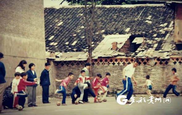 何炳权和孩子们享受足球带来的快乐