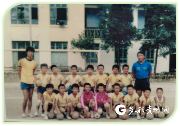 1983年云岩区少年足球队,后排右一为主教练何炳权