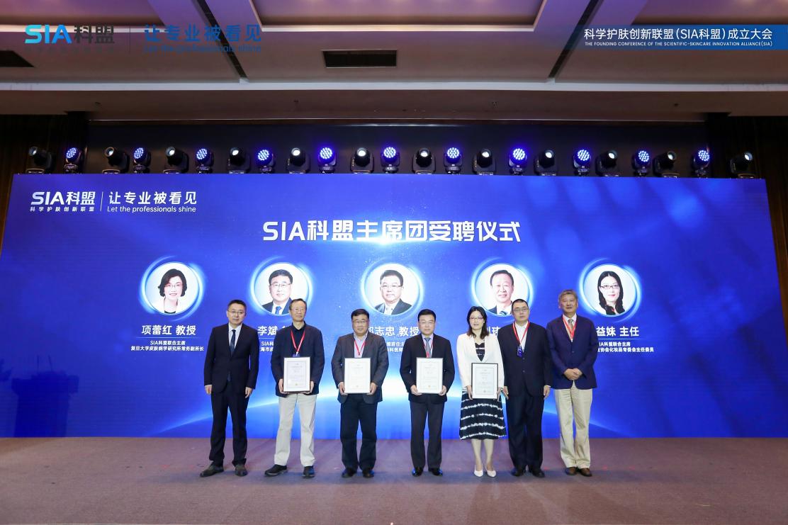 SIA科盟主席团受聘仪式,左起常江先生、刘玮教授、李斌教授、郑志忠教授、谈益妹主任、陈霖处长、蔡仲曦先生