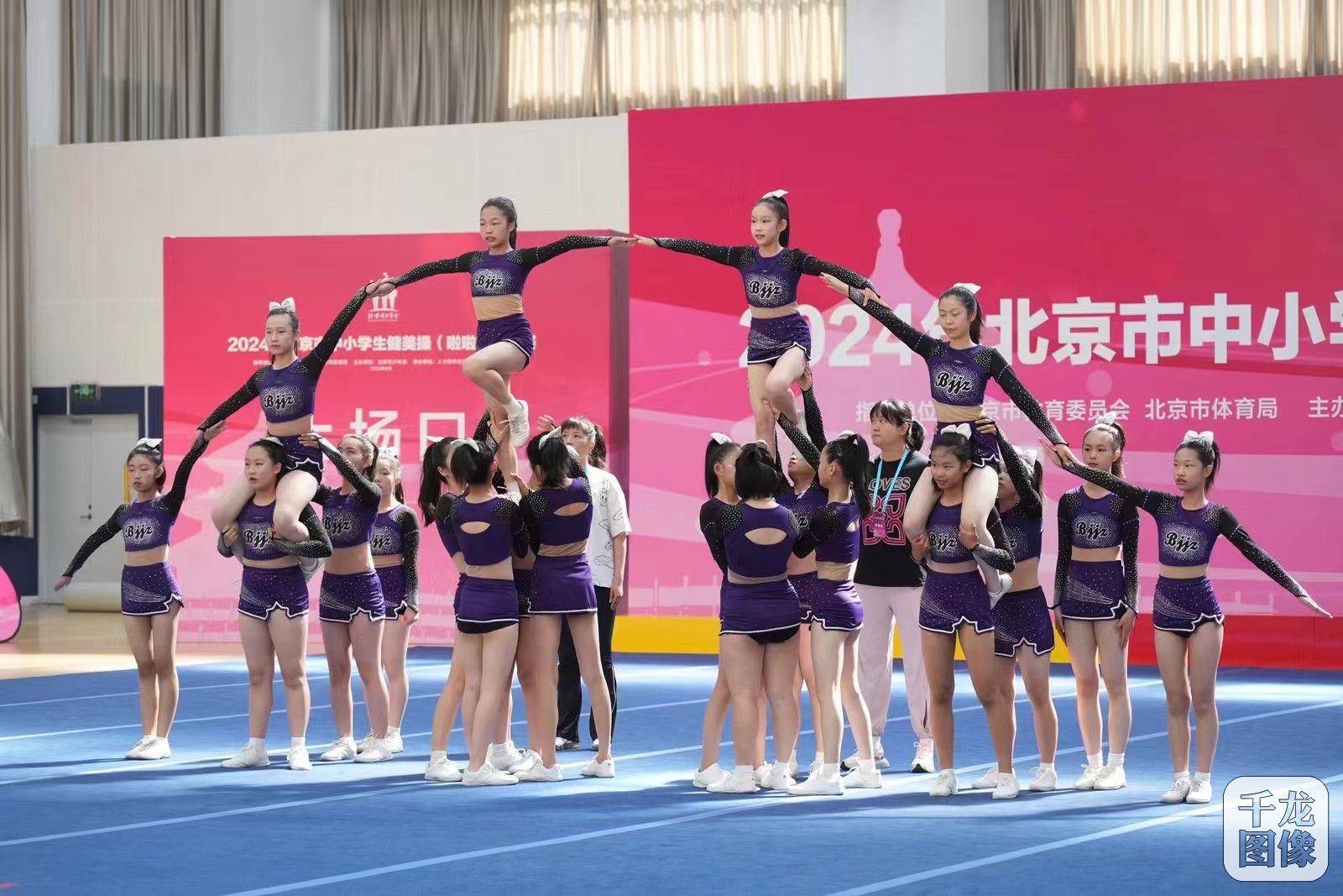 参赛选手进行健美操(啦啦操)比赛。北京市少年宫供图