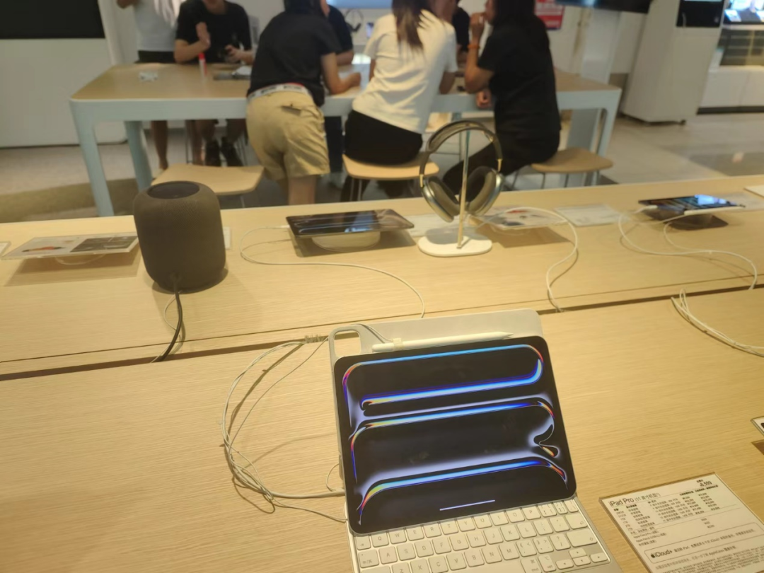 顺电门店苹果产品销售区消费者参加购机补贴活动 记者 张兴旺/摄