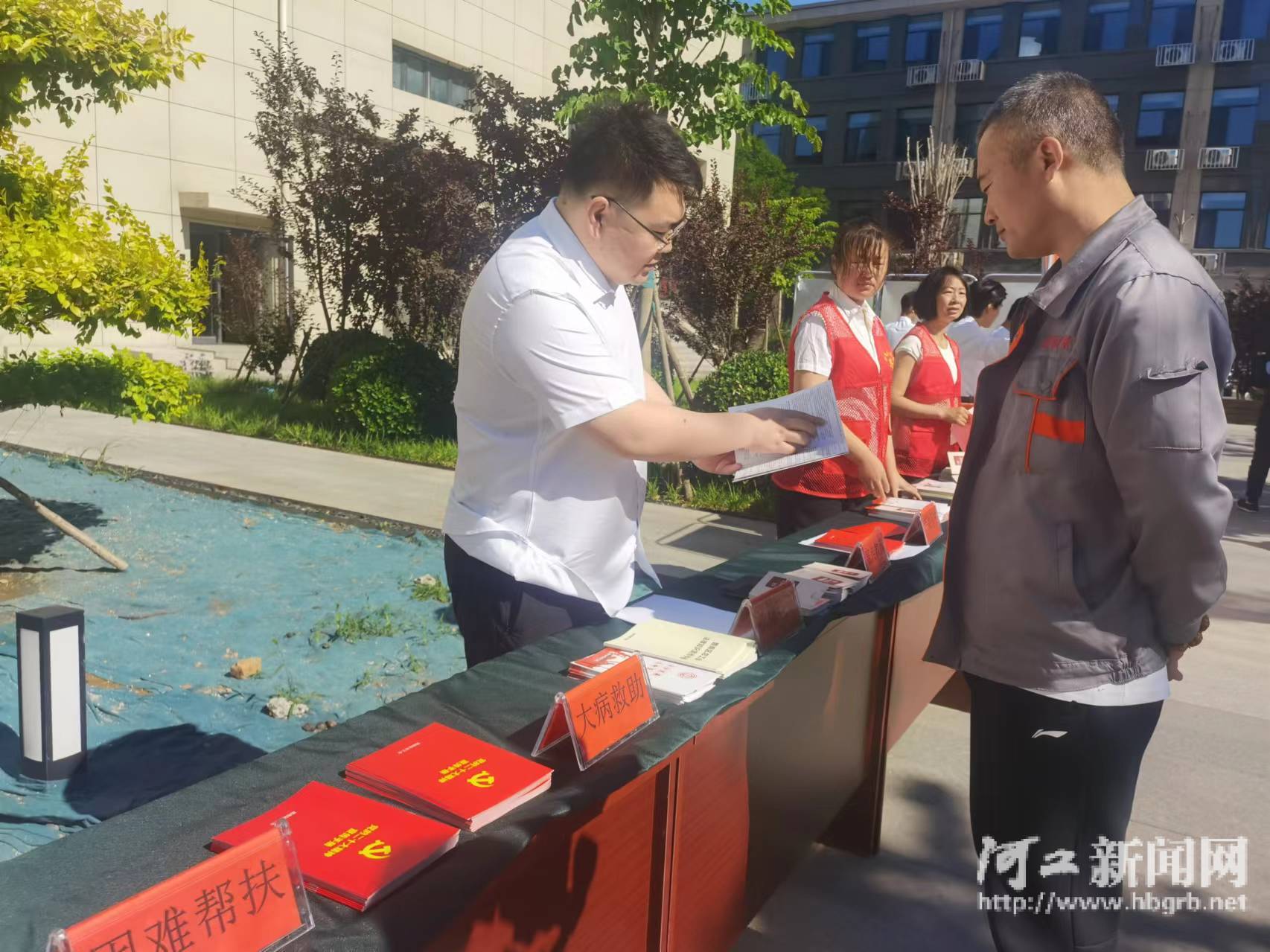 图为路南区总工会工作人员向货车司机发放入会宣传手册