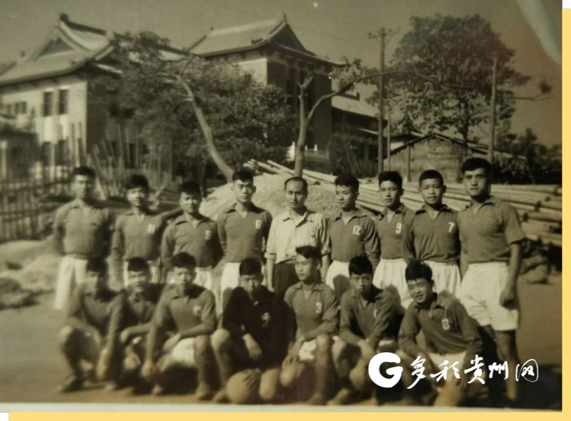 1954年西南区体训班青年足球队贵阳队员,后排右2为何炳权