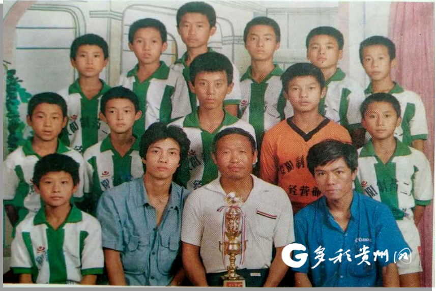 1988年,何炳权带领贵阳市少年足球队获全国“可口可乐杯”冠军