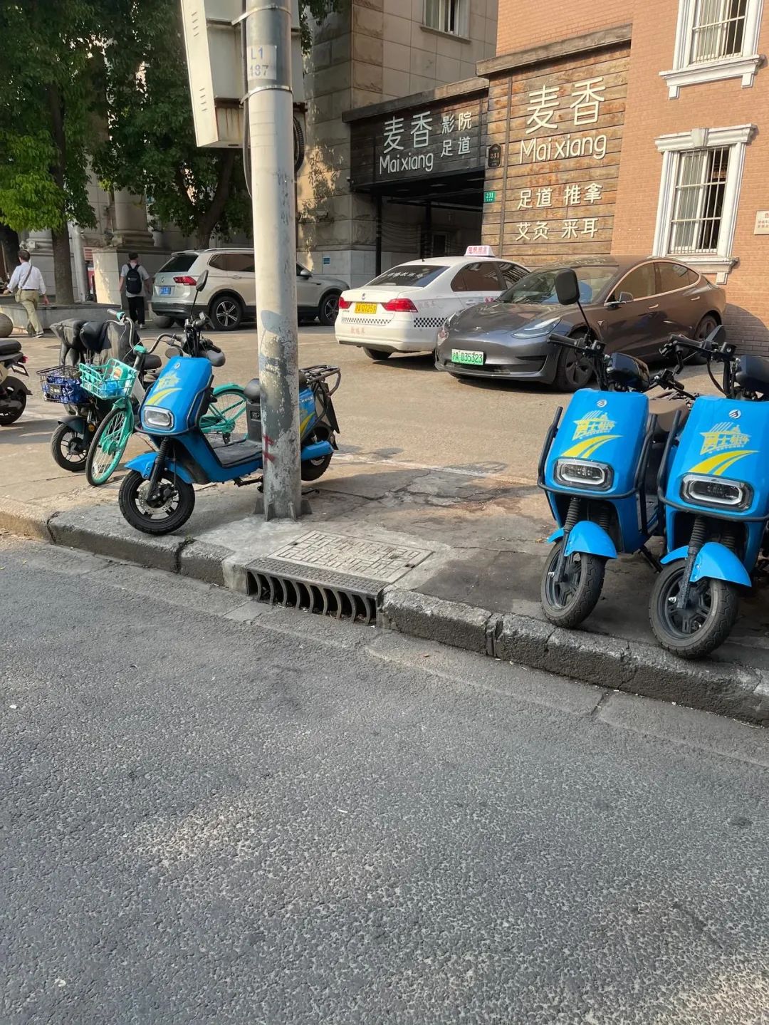 停在路边的电动单车。图片来源于网络