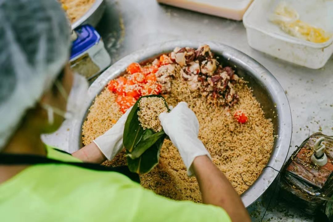 店前能够看到包粽子的过程 图片来源:百年非遗赵粽子