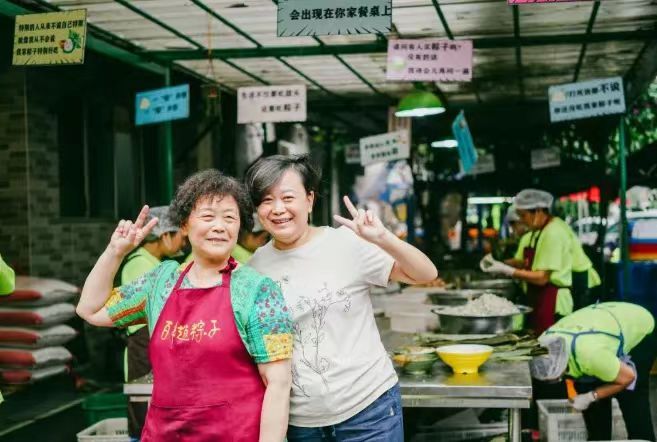 赵萌和母亲 图片来源:百年非遗赵粽子
