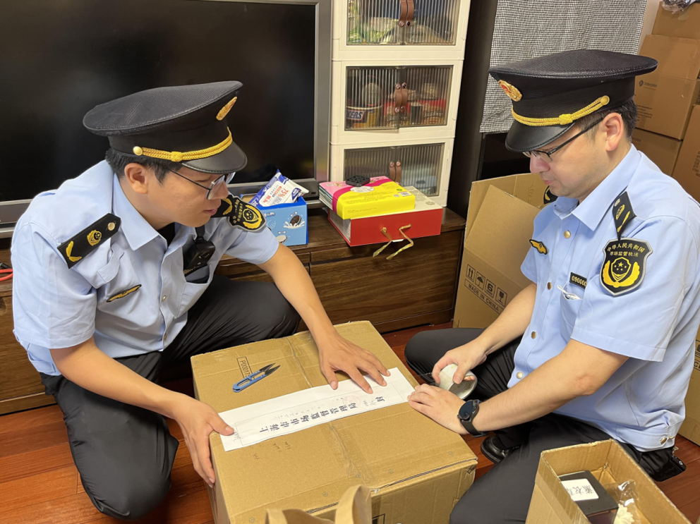 执法人员依法查封不符合国家标准的校服。