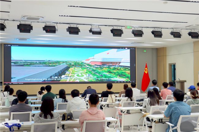 师生们观看公司制作的环保宣传片 姚全胜/摄