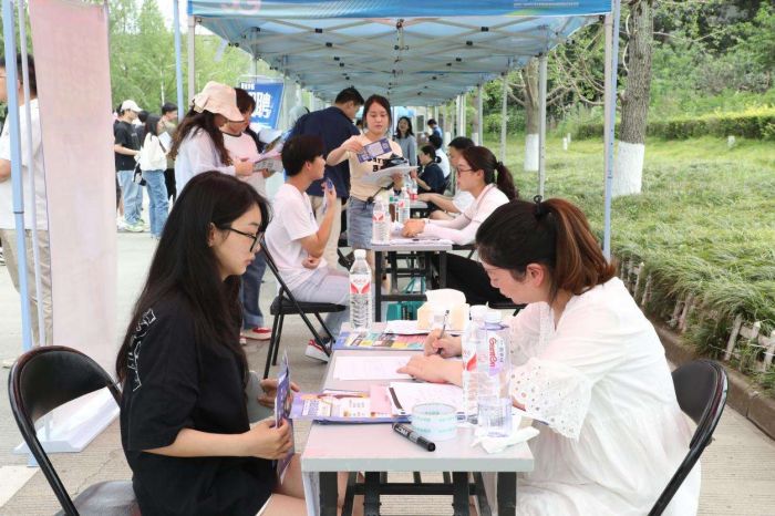 学生积极了解企业招聘岗位