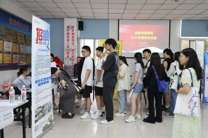 学生参与双选会热情高涨