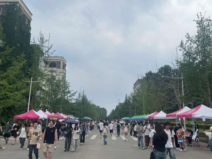双选会吸引众多高校毕业生参加